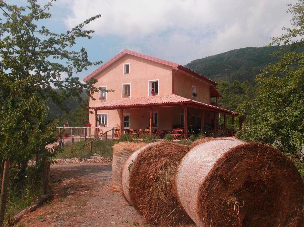 Agriturismo Di Charme E Ristorante Stallato Il Filo Di Paglia Carro Exterior photo
